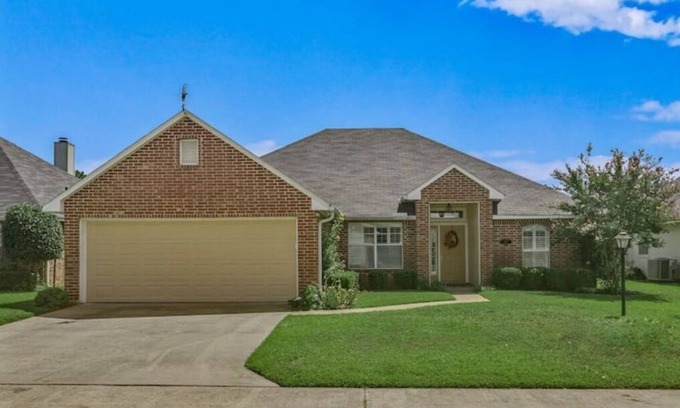 Shreveport House | Mama’s House - Gated- Short Term/Long Term Stays