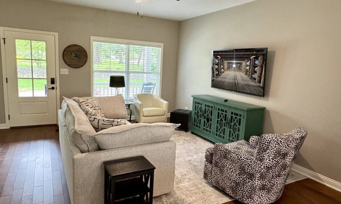 Versailles House | Man o’ War Cottage at the Woodford Inn