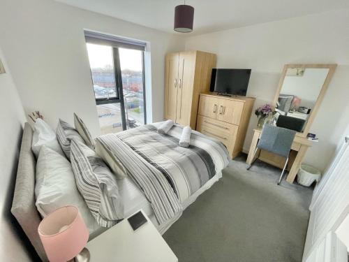Droylsden House | Manchester Escape - Private Room & Bathroom Near Etihad and CoOp Arena - Free Secure Parking