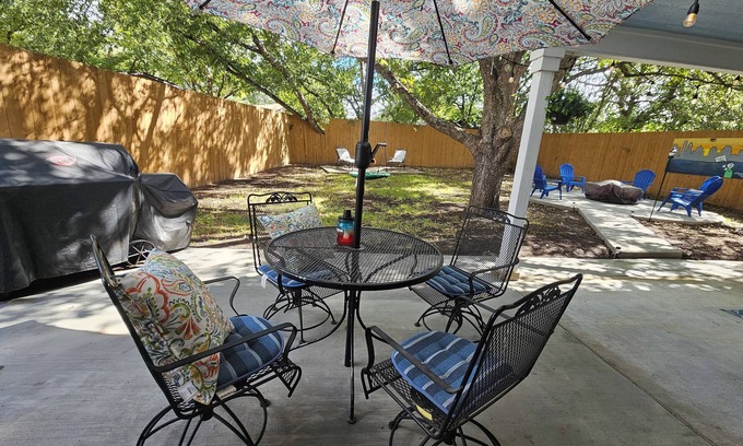 East Congress House | ⭐️⭐️ MANCHESTER HOUSE - SPA for 7 - PRIVATE BACKYARD - JUST LIKE HOME⭐️⭐️