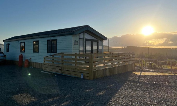 Cumnock Apartment | Maneight Luxury Lodge with hot tub