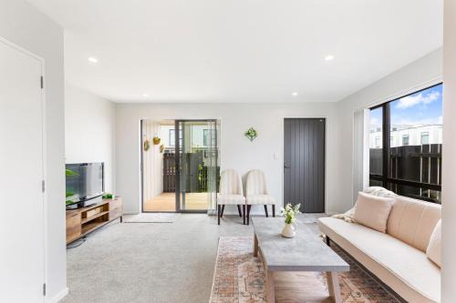 Mangere Bridge House | Māngere Three Bedrooms Retreat with Airport Conveniences