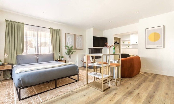 El Porto Apartment | Manhattan Beach Steps Away: Patio & Parking