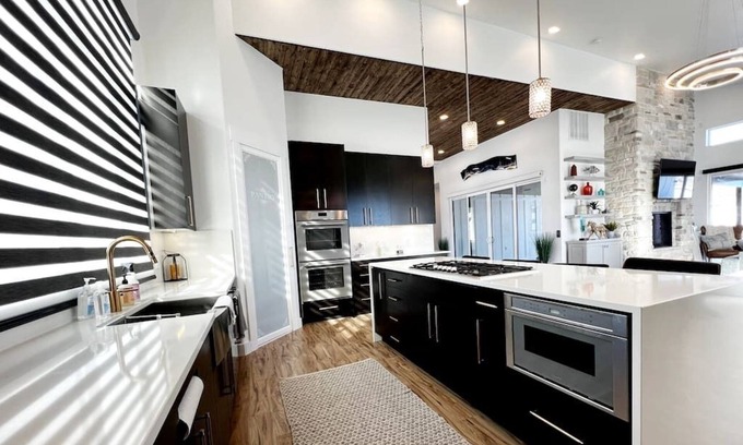 Manila House | Manila Lot 7 · King bed, high end, new home, hot tub, steam room