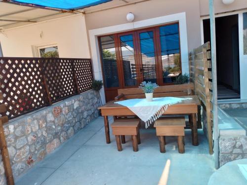Kalymnos Apartment | Manolakis Pizanias