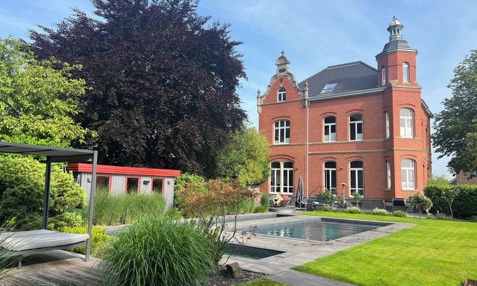 Toenisvorst Villa | Manor house with pool