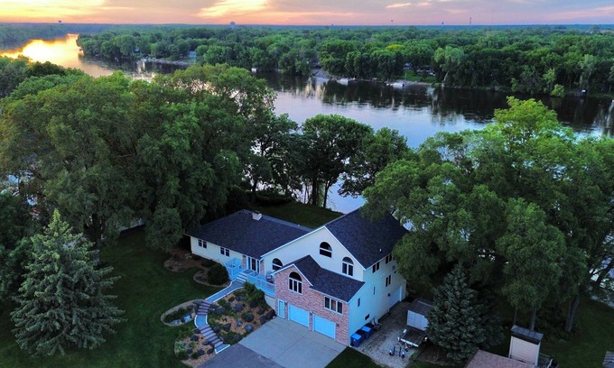 Champlin House | Manor on the River, 5,000 SQFT, Hot Tub & Kayaks
