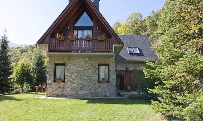 Vielha Villa | Mansion in Vielha with Scenic Mountain Views