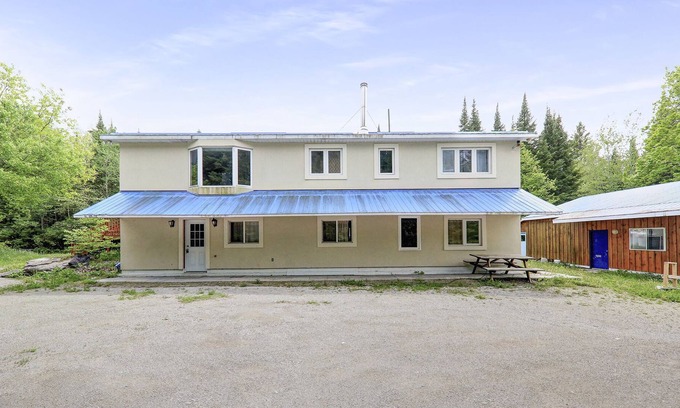 Bexley Cottage | Mansion like home 6 bedroom ,hottub in the woods
