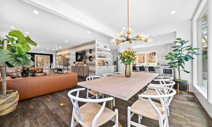 Morningside-Lenox Park House | Mansion on Monroe/Pool/7bd/7.5bath/Sleeps 15