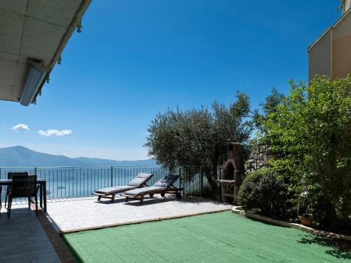 Plassi Apartment | Mantegna - garden with Lake view and swimming pool
