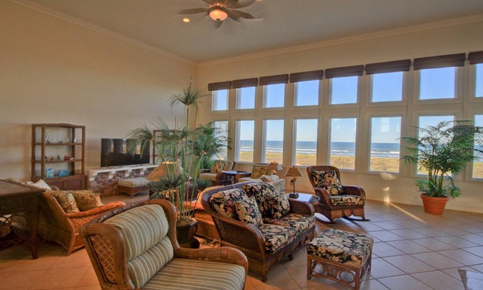 The Shores House | Manu Kai Elegant Beachfront retreat for large families. Private House with Swimming pool and Hot tub