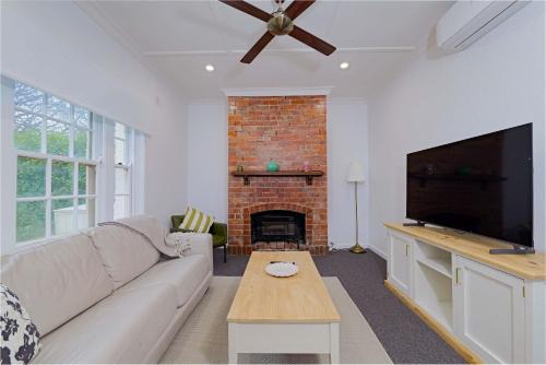 Manuka House | Manuka Village - Sleeps 8 - Free parking x 4