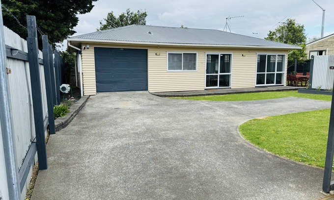 Manurewa House | Manukau Two Bedroom House