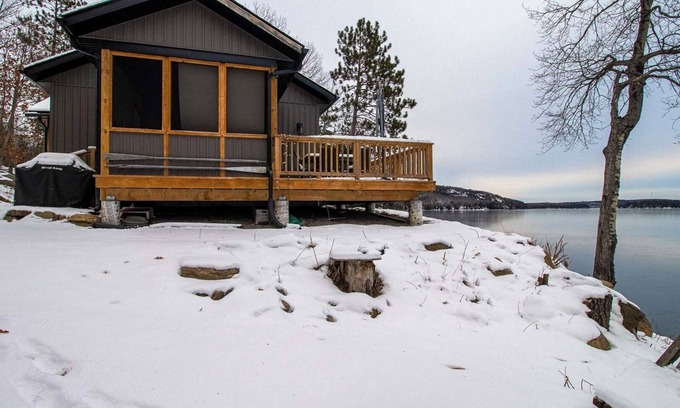 Hastings Highlands Cottage | Maple Leaf Lodge - Two Bedroom Cottage, Sleeps 10