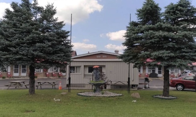 Delhi Hotel | Maple Leaf Motel