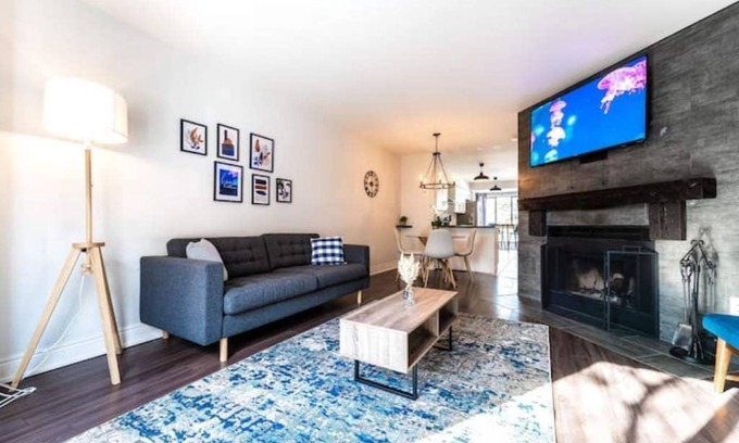 Aldershot House | Mapleview Burlington Gem-King bed-Stylish Townhome