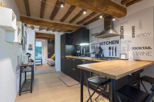 Ferro di Cavallo Apartment | MaRì Modern Flat - con Posto Auto e vicino alla Metro - ItalyWeGo