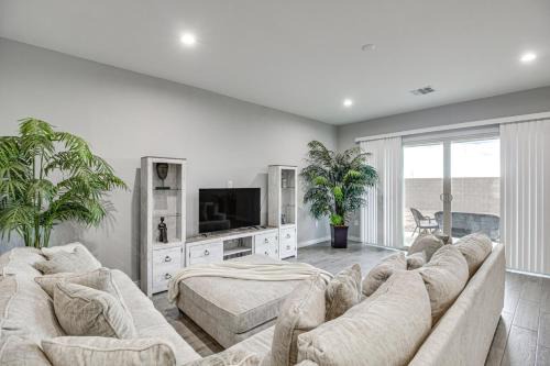Tucson House | Marana Home with Pool Access and Mountain Views!