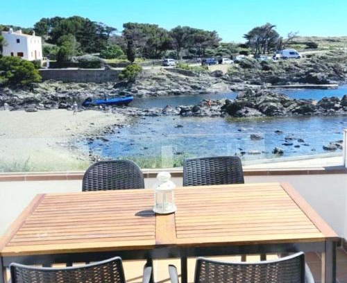 Cadaques Apartment | Maravilloso dúplex en primera línea de mar