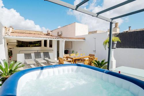 Maria de la Salut House | Maria de la Salut