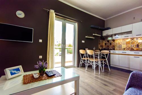 Tsikalaria Apartment | Maria's modern studio 5min from beach