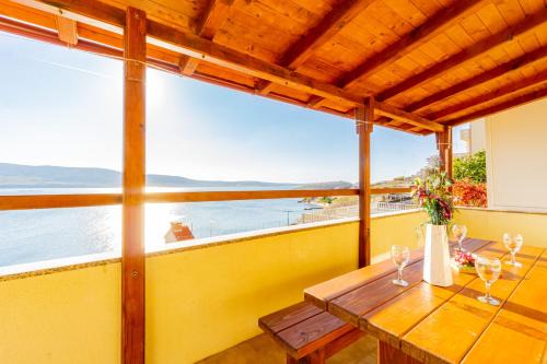 Zubovici Apartment | Marija at the beach