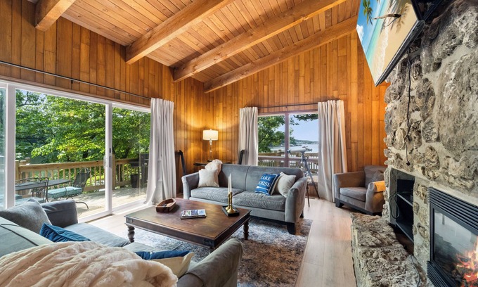 Osage Beach House | Marina House - Lakeside retreat with boat slip & ramp