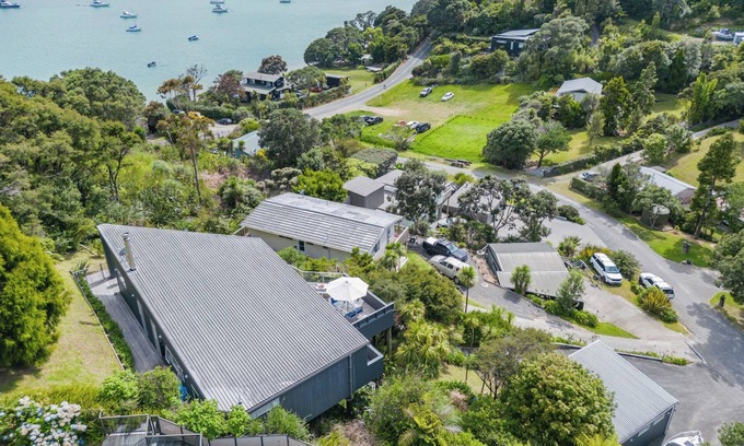 Parekura Bay House | Mariner's Lookout-Parekura Bay 3 bedroom house with separate sleepout