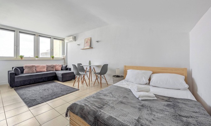 Wroclaw City Center Apartment | Market Square View Studio
