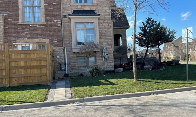 Markham Apartment | Markham Comfort Stay – 3 King Beds, 2 Baths, Close to Golf & Trails