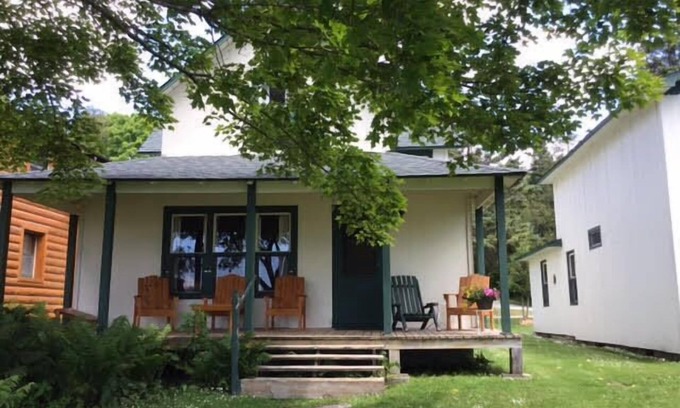 Cedarville Cabin | Marquette Cottage - Les Cheneaux Landing