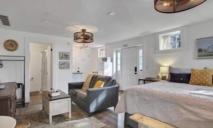 Weston Apartment | Marr Manor - Studio B&B downtown