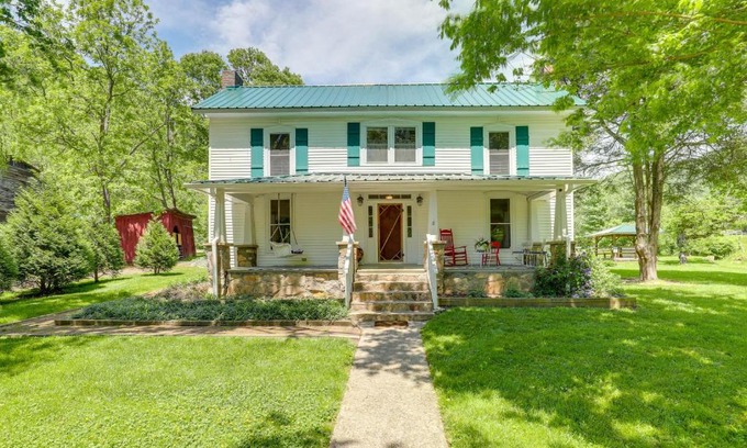 Marshall House | Marshall Cottage on 1895 Tobacco Farm with Hot Tub!