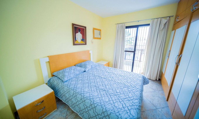 Praia do Morro Apartment | MARTHA SCHWANTZ 102 BUILDING, 4 BEDROOM APARTMENT - 2 garages 200m FROM MORRO BEACH.