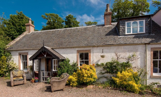 North Berwick Cottage | Marvel at the beauty of your surroundings, Seapink Cottage nestled in Seacliff Estate.
