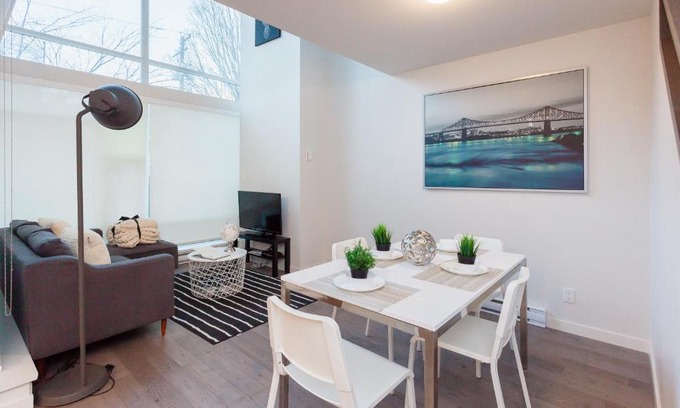 Southeast False Creek Apartment | Marvelous 2 Bedroom Condo with Stunning Downtown Views!