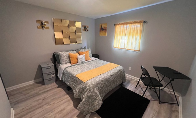 Bridgeview/Greenlawn House | Marvelous 3-bedroom house in Baltimore with WiFi, AC, Smart TV. Travel Royally!