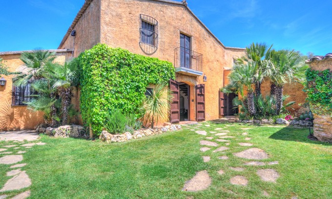 Olerdola Villa | Masía Cal Mingo, charming villa set in nature, gardens with pool, near Sitges