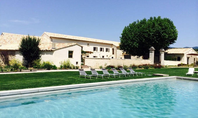 Valreas House | Mas de St Chétin, an authentic place which welcomes companies, friends, families.