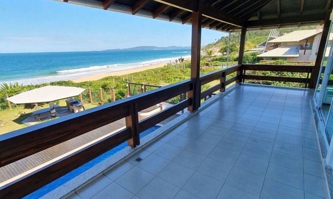 Balneario Camboriu House | Masonry House Facing the Sea with Very High Standard in Estaleirinho Beach!