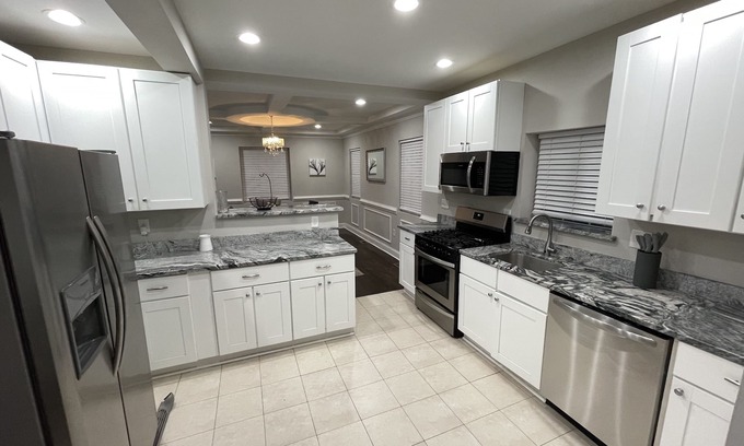 Hanlon-Longwood House | MASSIVE BEAUTIFUL 5 BEDROOM ESTATE, With FREE PARKING
