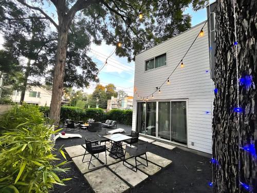 East Cesar Chavez House | Massive Compound 20 Beds - Rainey St - 6 min walk