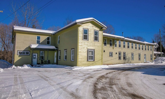 Stanstead House | Massive Group Chalet w/Spa, fireplace, 9 Bedrooms, Huge Spaces – Up to 35
