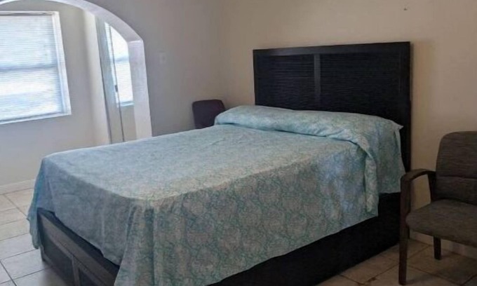 Pinellas Park House | Master Bed w/attached bath@ lake