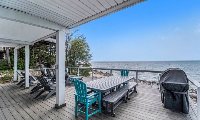 Covert Cabin | Master Lodge | Panoramic Lakeview Retreat for 20 | Spacious Dining Deck