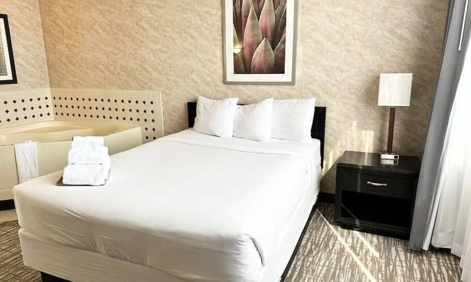 Cedar Rapids - Iowa City House | Master suite w/ Jacuzzi