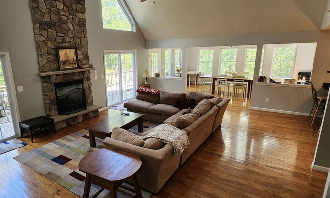 Lackawaxen Ski Chalet | Masthope Spacious 5 Bdrm chalet on cul de sac, wood burning Pizza Oven and Bar