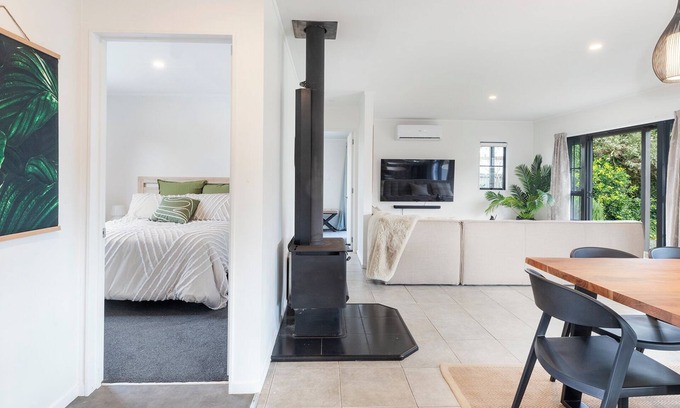Matakana House | Matakana Village Central - Modern Holiday Home