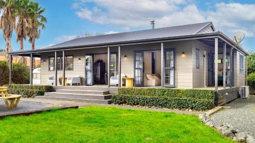 Matakana House | Matakana Village Central - Modern Holiday Home